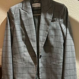 Calvin Klein petites suits size 2 doesn’t fit me .Im selling it